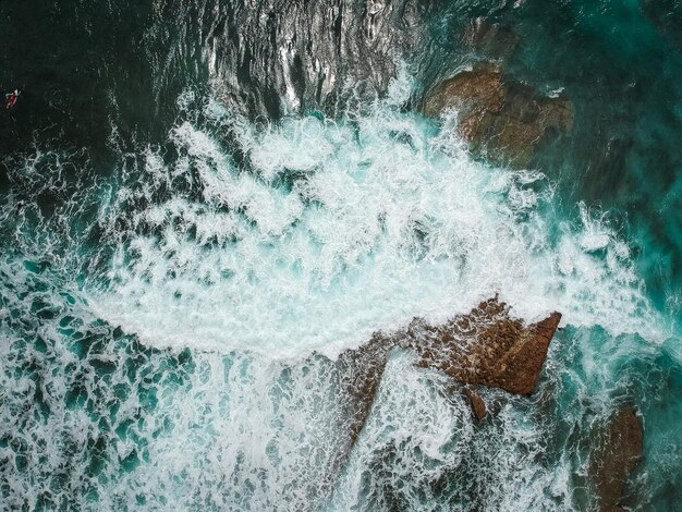 写真 海の波が岩に飛び交う