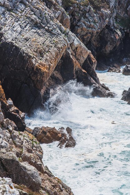 Photo sea waves splashing on rocks