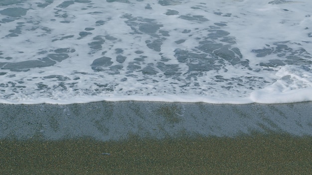 海の波が砂浜を洗い流す 海の波は岸に転がる 自然の概念 スローモーション