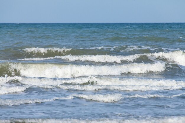 海、風、波、空は曇り