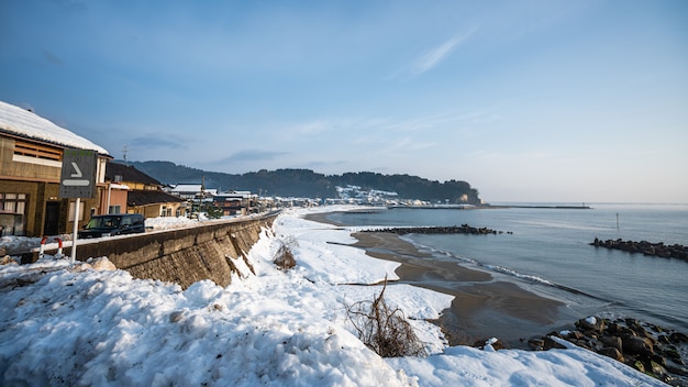 海の冬の雪の風景