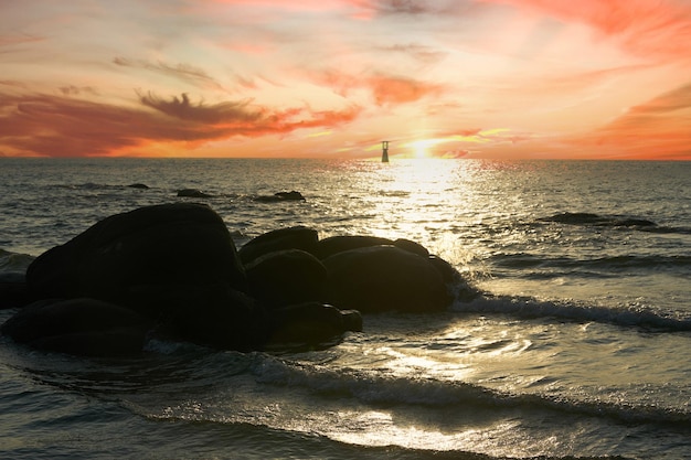 Mare con il tramonto sullo sfondo del cielo drammatico