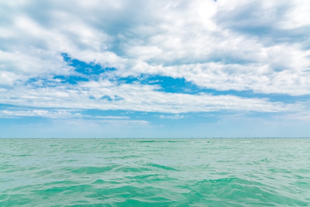 ターコイズブルーの水と青い空の海
