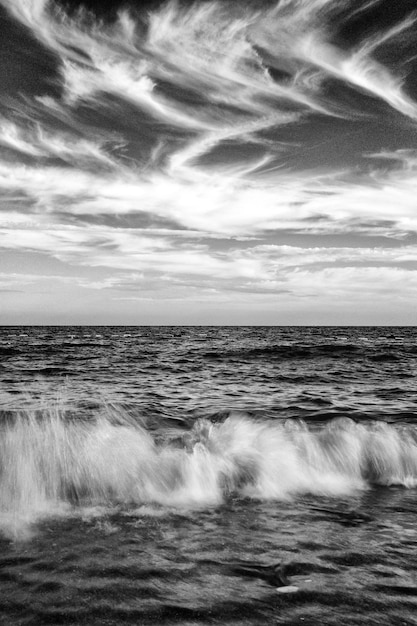 空に波と雲のある海