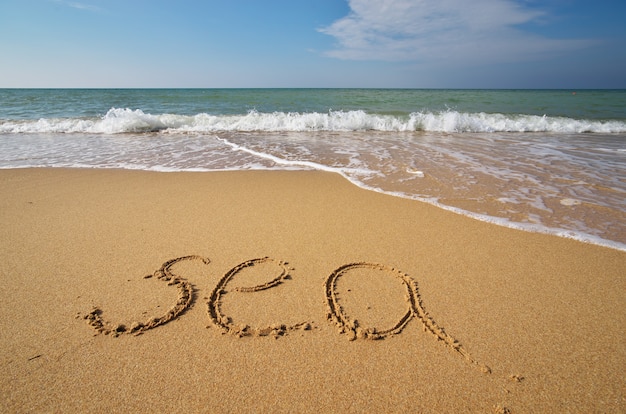 Parola di mare sulla spiaggia