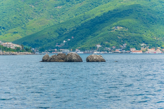 アドリア海沿いのモンテネグロのヘルツェグノビ市に海のヨットが到着