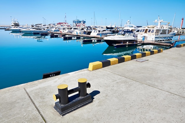 Photo sea yachts in dock