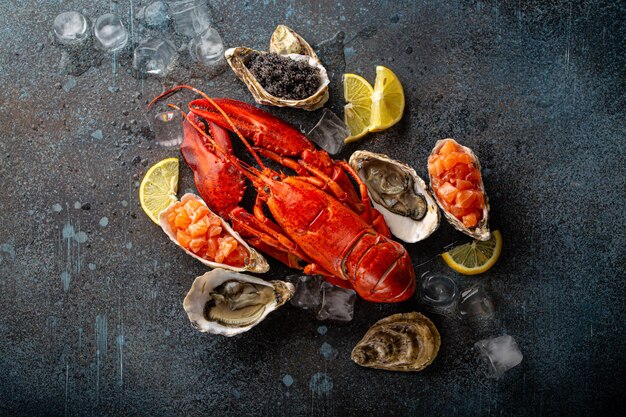 Frutti di mare assortiti con aragosta ostriche tartare di salmone caviale nero vista dall'alto