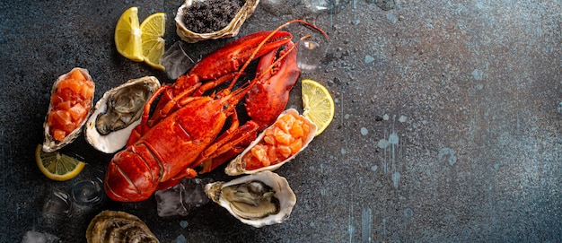 Frutti di mare assortiti con aragosta ostriche tartare di salmone caviale nero vista dall'alto