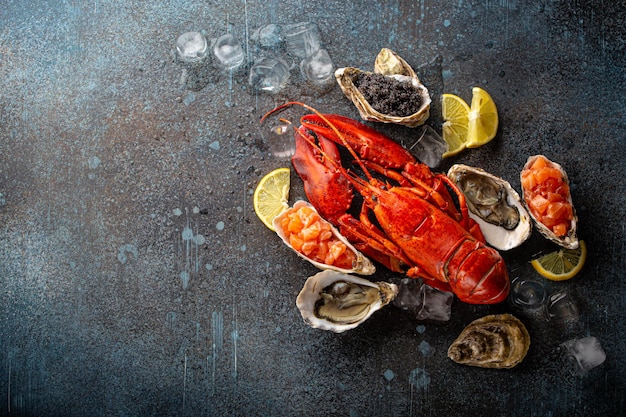 Frutti di mare assortiti con aragosta ostriche tartare di salmone caviale nero vista dall'alto