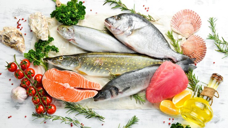 Морепродукты фон лосось тунец икра устрицы рыба дорадо и моллюски на синем деревянном фоне