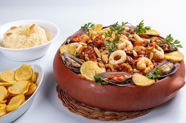 점토 냄비에 제공되는 해산물 카수엘라 전형적인 스페인 음식