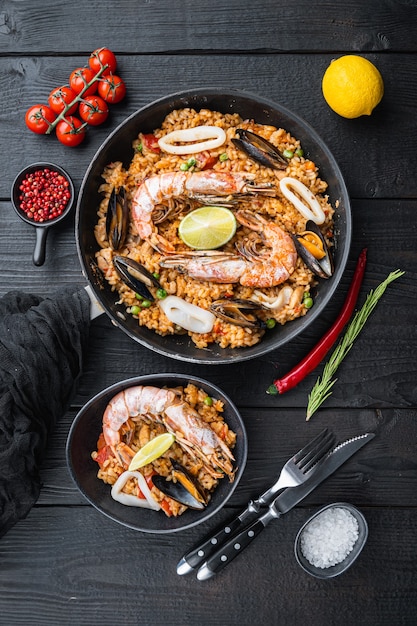 Paella di pesce e pollo con riso in padella