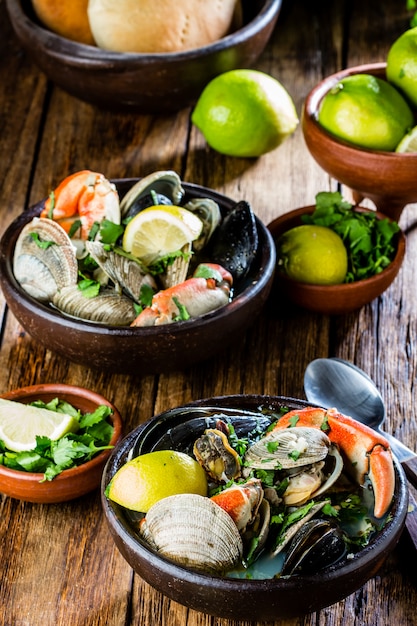 Морепродукты моллюски крабы суп с мидиями
