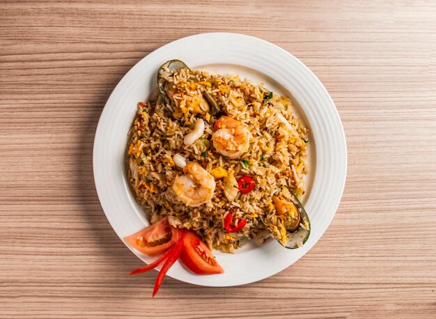 Foto frutti di mare riso fritto con gamberetti gamberetti uova di conchiglie e salsa xo serviti in un piatto isolato sul tavolo vista del cibo di hong kong