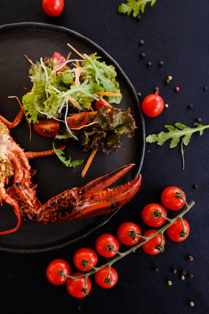 Фото Концепция деликатеса омаров роскоши еды из морепродуктов. красный цветовой акцент. ресторанная еда для детей.