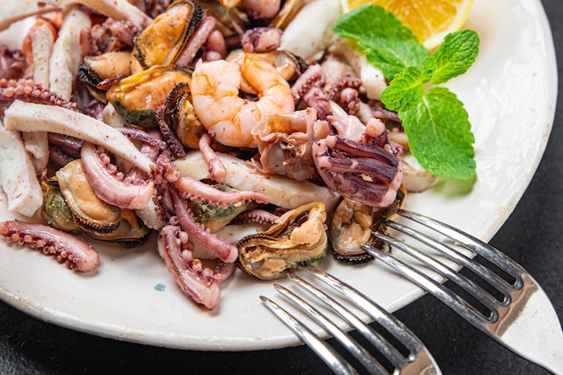 Смесь морепродуктов креветки, кальмары, мидии, осьминоги, готовые к употреблению закуска на столе copy space food