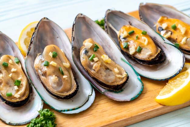 seafood mussels with lemon and garlic