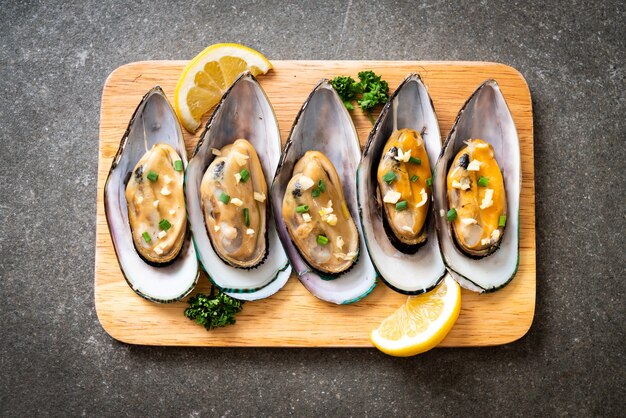 seafood mussels with lemon and garlic