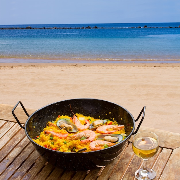 Paella di frutti di mare nel bar sul mare