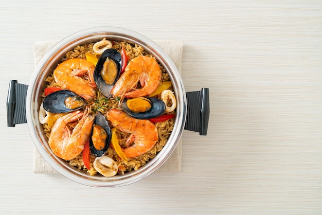 Photo seafood paella with prawns clams mussels on saffron rice