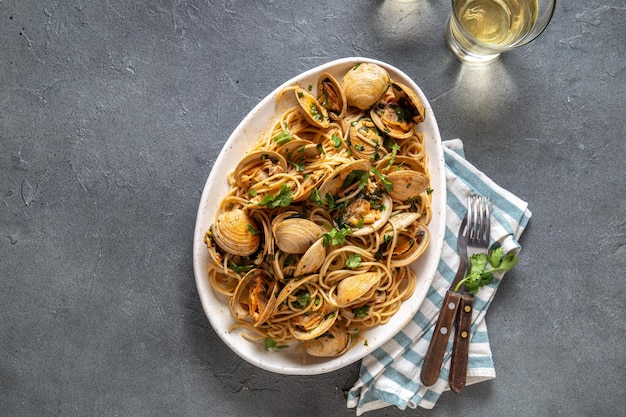 사진 해산물 파스타 italian spaghetti alle vongole 화이트 와인 회색 배경으로  접시에 스파게티 클램