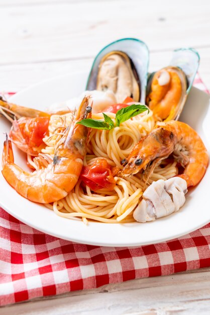 Spaghetti ai frutti di mare con vongole, gamberi, calamari, cozze e pomodori