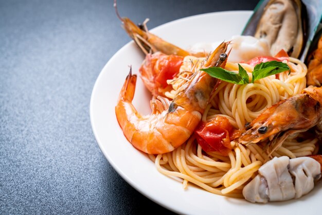 Паста с морепродуктами Спагетти с моллюсками, креветками, ломтиками, мидиями и помидорами