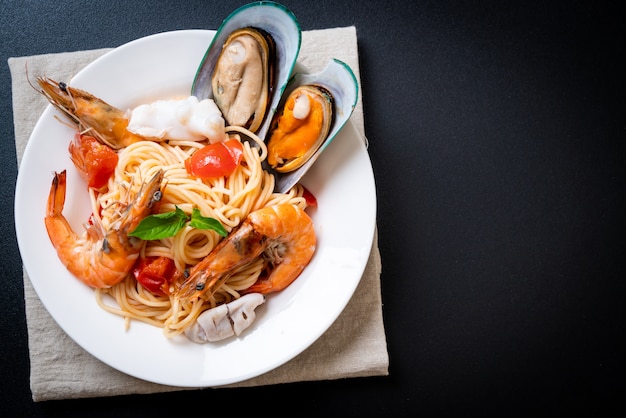 Паста с морепродуктами Спагетти с моллюсками, креветками, Squis, мидиями