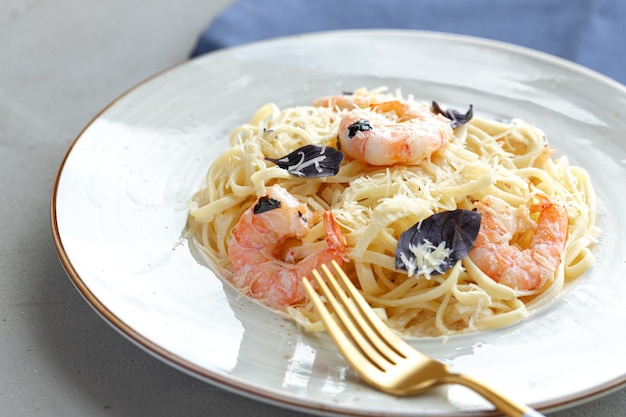 Pasta di mare con gamberi e salsa di panna