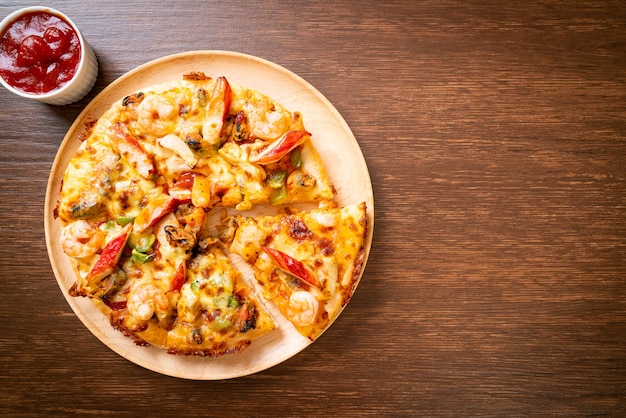 Photo seafood pizza on wooden tray