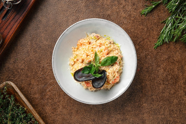 Ризотто из морепродуктов с ракушками моллюсков