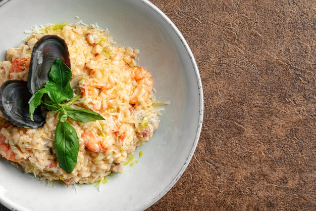 Ризотто из морепродуктов с ракушками моллюсков
