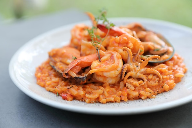 Risotto ai frutti di mare con gamberi di cozze e calamari, cibo italiano