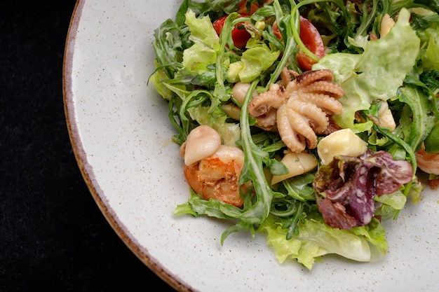 Фото Салат из морепродуктов, осьминог, креветки, гребень, кальмар и смешанные овощи