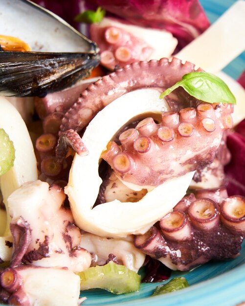 Foto insalata di mare polpo calamari gamberetti cozze sedano carote olio e limone concetto di cibo italiano