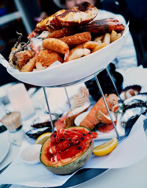 Foto pesce e frutti di mare sulla spiaggia