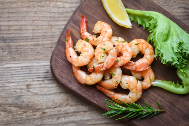 Photo seafood shelfish with rosemary lemon and lettuce