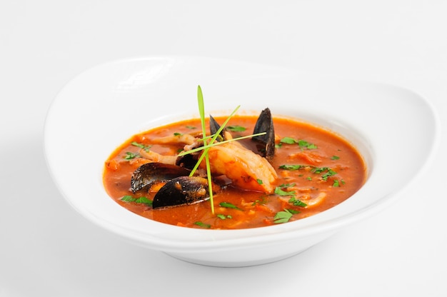 Суп из морепродуктов в белом блюде