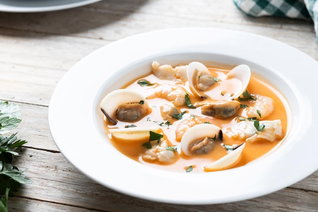 Photo seafood soup on wooden table