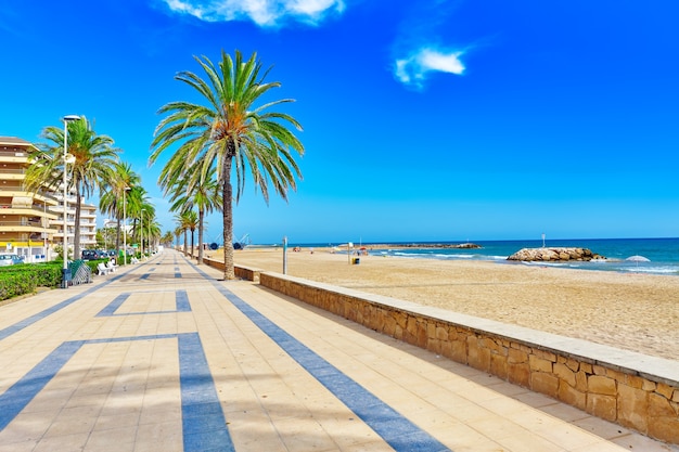 해변, 해변, 스페인의 해안입니다. 바르셀로나 교외, 카탈로니아