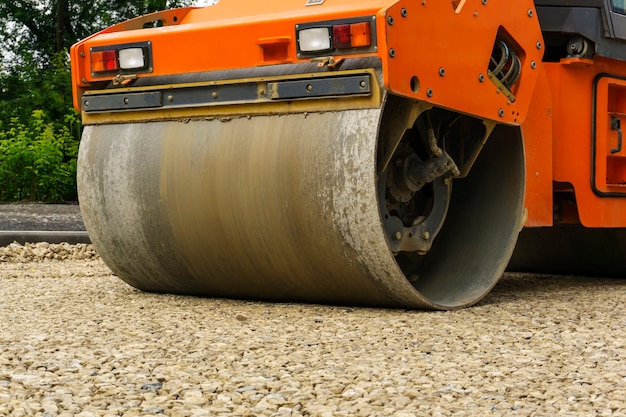 Sealing drum of roller-compactor that compacts the sandy base of the road