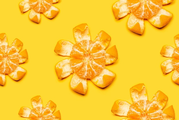 Foto disposizione piatta senza cuciture di mandarino fresco e succoso su sfondo giallo
