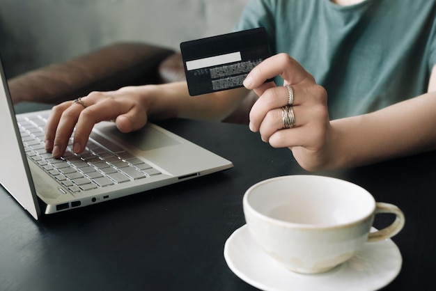 사진 편리하고 안전한 전자상거래 전자상거래에 종사하는 신용카드를 가진 원활한 온라인 쇼핑 젊은 여성
