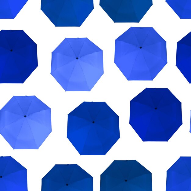 Беспрепятственный рисунок разных темно-голубых цветов зонтики изолированы на белом фоне