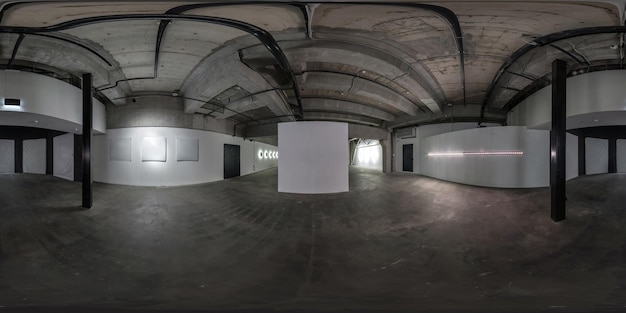Photo seamless spherical hdri 360 panorama in dark interior of large empty room as warehouse hangar or gallery with spotlights in equirectangular projection vr ar concept