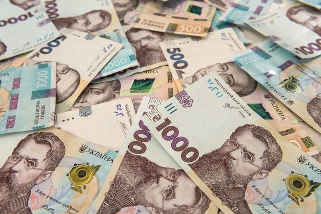 Бесшовная текстура настоящей новой украины 500 и 1000 банкнот. грн. куча гривны как финансовый фон.