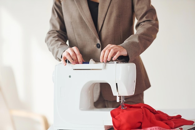 オフィスで働く針子フォーマルな服を着た若い女性は屋内ですスタイルの概念