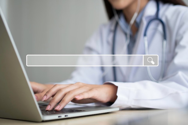 아시아 여성 의사의 인터넷 바 검색은 환자 배경으로 온라인 방문