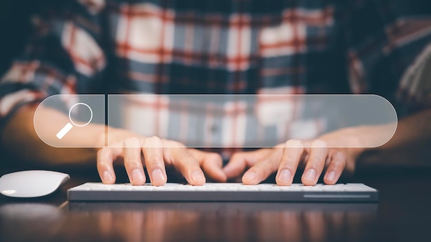 Поиск информации о просмотре данных в Интернете с пустой панелью поиска мужские руки используют клавиатуру компьютера для поиска информации с помощью консоли поиска на вашем веб-сайте